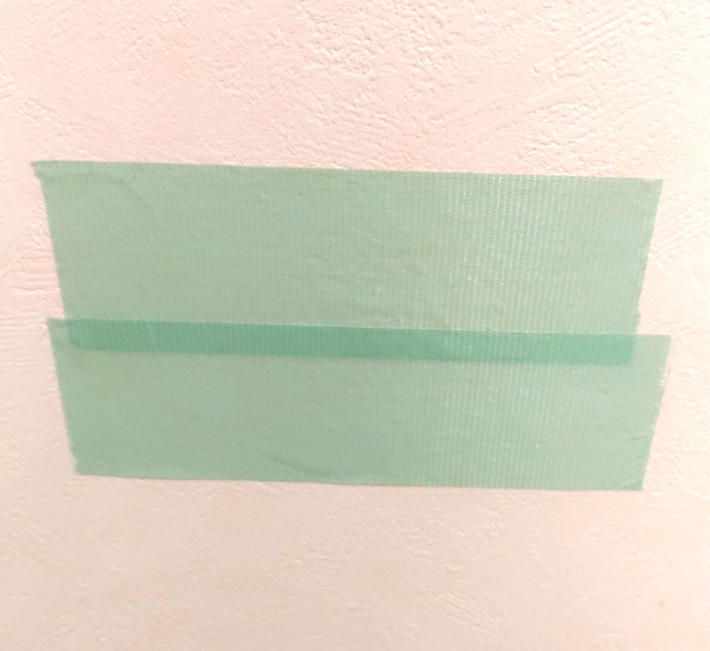 超必見 壁を痛めずにポスターを飾ったりテープを貼る方法 賃貸でもok 左に右折 Trttl